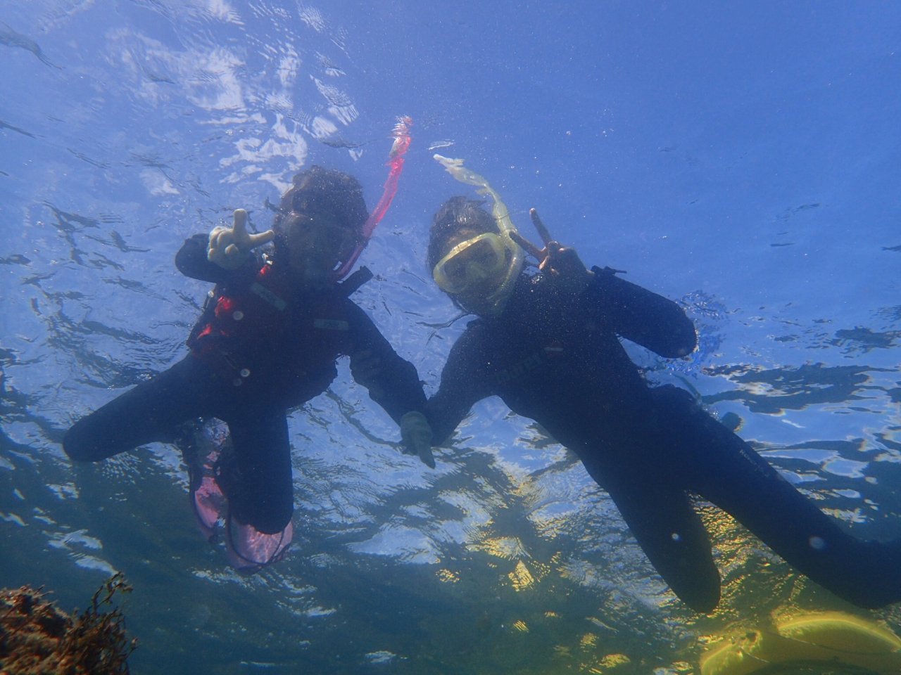 ͊mہAۉ̂߃EFbgX[c𒅂ĂAȂqlɂ͂̏ォ烉CtWPbg݂Ă܂B