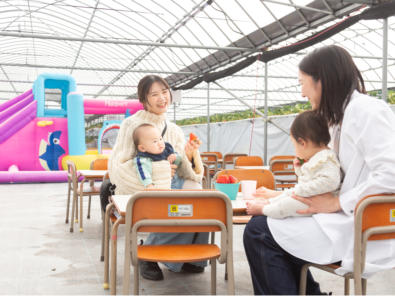 ハウス内にテーブル・椅子(約100席)も完備で雨の日でも関係なく、3世代、4世代でも楽しむことができます☆彡疲れたら、座ってゆっくりお召し上がりください♪