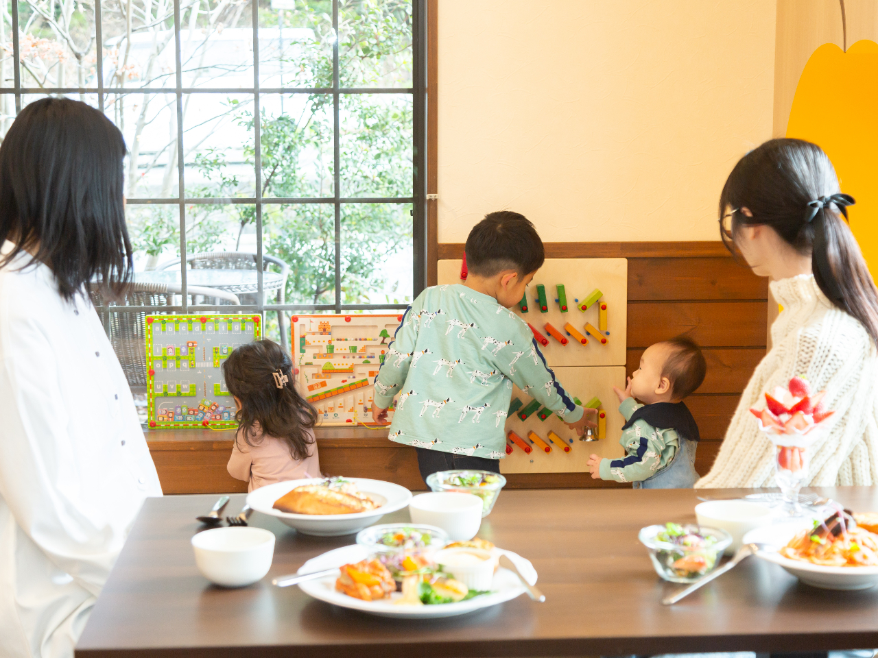 併設のカフェ内にもキッズスペースを完備!テラス席はわんちゃん同伴でのご利用も可能です