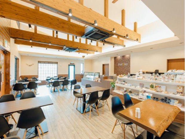 併設のカフェではフルーツを使ったスウィーツが人気です☆