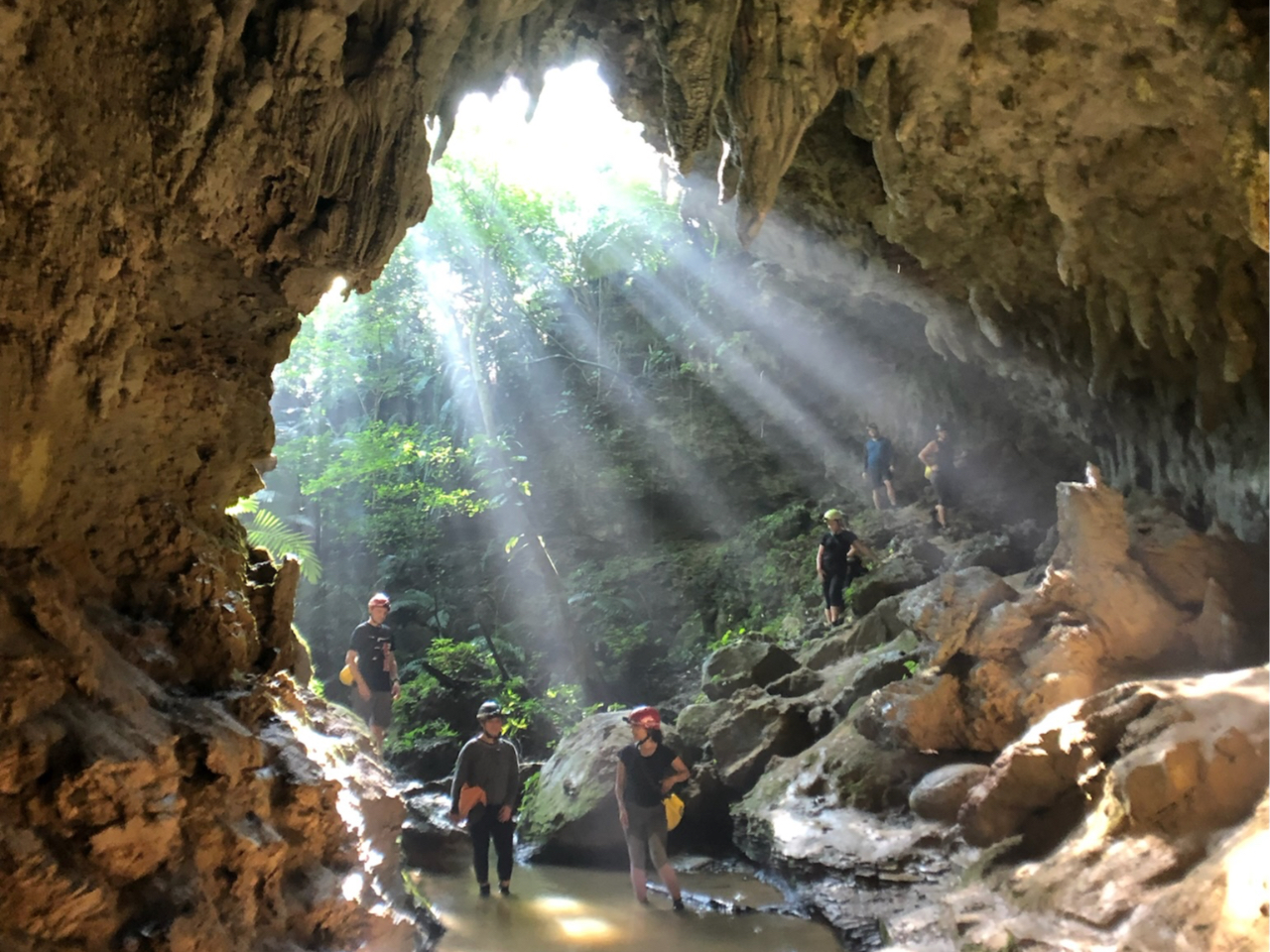 探検隊気分で洞窟へ