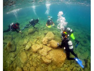 はじめは足のつく浅い場所でインストラクターと一緒に簡単な練習をします。ゆっくり水に慣れていきましょう☆