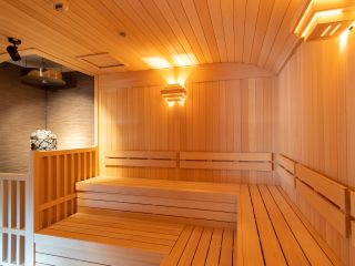広々としたサウナ室