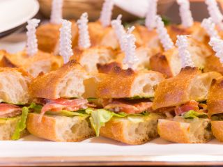 メニューは洋食を中心に30種類以上 和食や中華もご用意