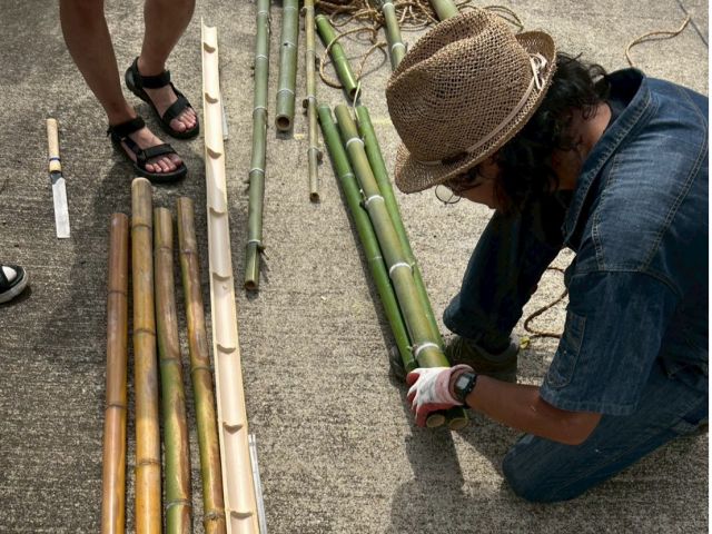 竹を割り、節を抜き、架台、流し台、器を作ります。