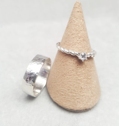 2種類のリングサンプル。糸のこ、文字打ち、ロウ付け、模様付け、仕上げ磨き仕上げまでの工程を体験できます。文字数は自由、石付は複数から選べます。