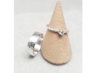 2種類のリングサンプル。糸のこ、文字打ち、ロウ付け、模様付け、仕上げ磨き仕上げまでの工程を体験できます。文字数は自由、石付は複数から選べます。