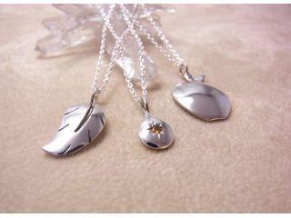 イメージが湧きやすいようにデザインとシルバーペンダント製作体験のサンプルを用意しています♪