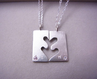 お客さまの作品1。自分の描いたデザインに記念の文字を刻印してこんな素敵なペアのネックレスも作れます♪