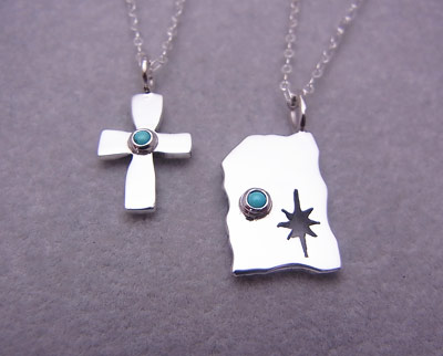 お客さまの作品2。ペアの石を入れてそれぞれのデザインで素敵なペンダント完成!