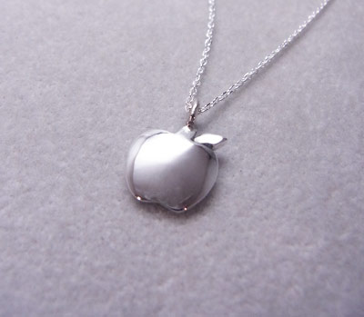 お客さまの作品4。ふっくらしあげにするとぷっくりしたペンダントが出来ます。