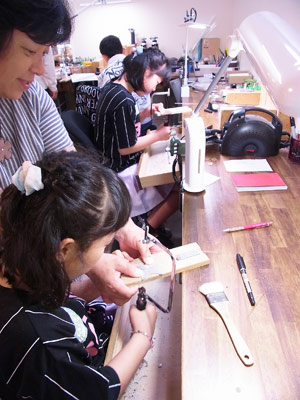 家族で彫金体験の風景。小学生でも素敵な作品が作れます♪