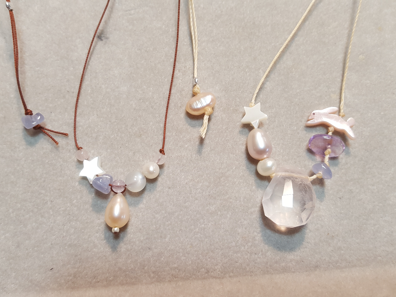 お客様の作品。お子さんが選んだ石の組み合わせは自由で癒されます。