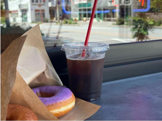 アフターサーフはショップでゆんたくコーヒータイム♪併設しておりますドーナツ屋さんは原材料はもちろん、毎朝仕込みのこだわり具合。絶品です!