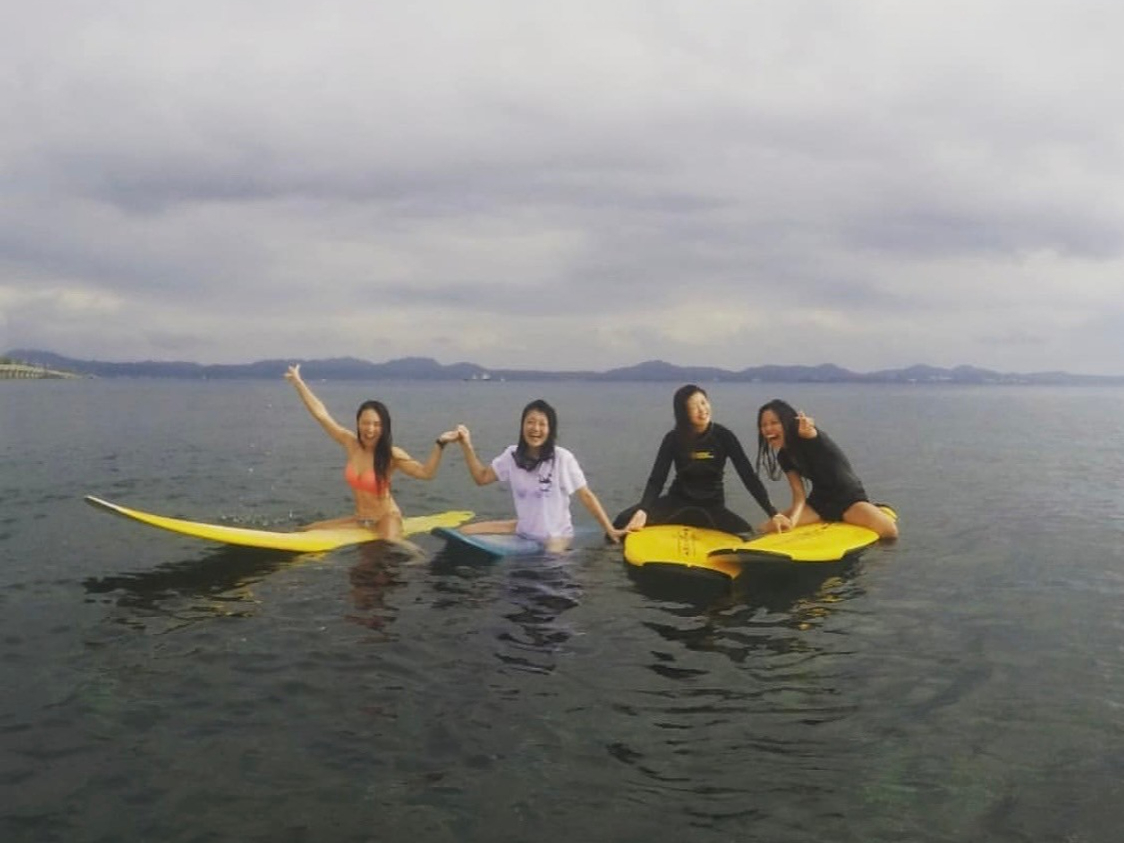 楽しいサーフィン体験でみんな最高の笑顔!!