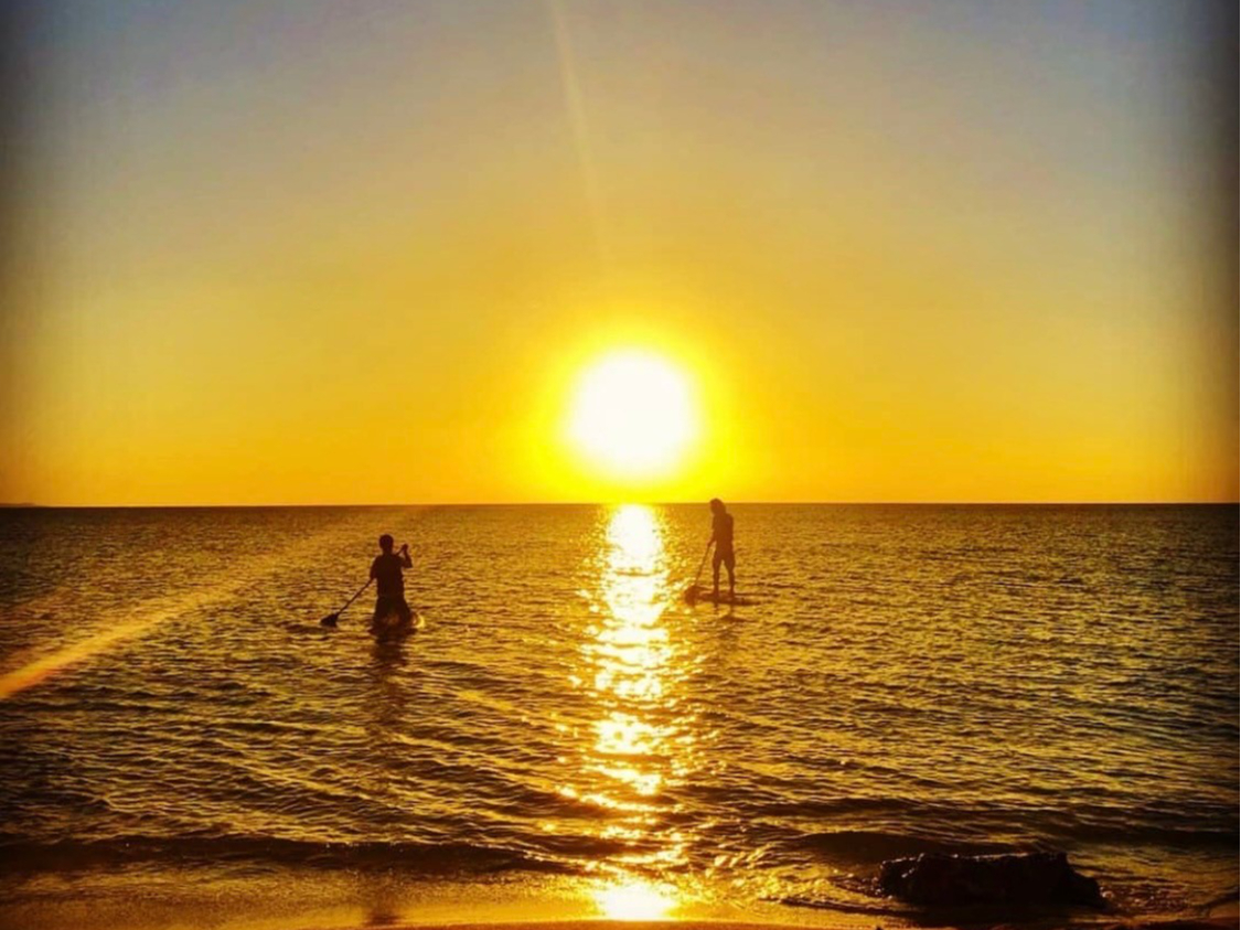 まるで映画のワンシーンのようですね!極上サンセットクルージングで素敵な一日の締めくくりを。