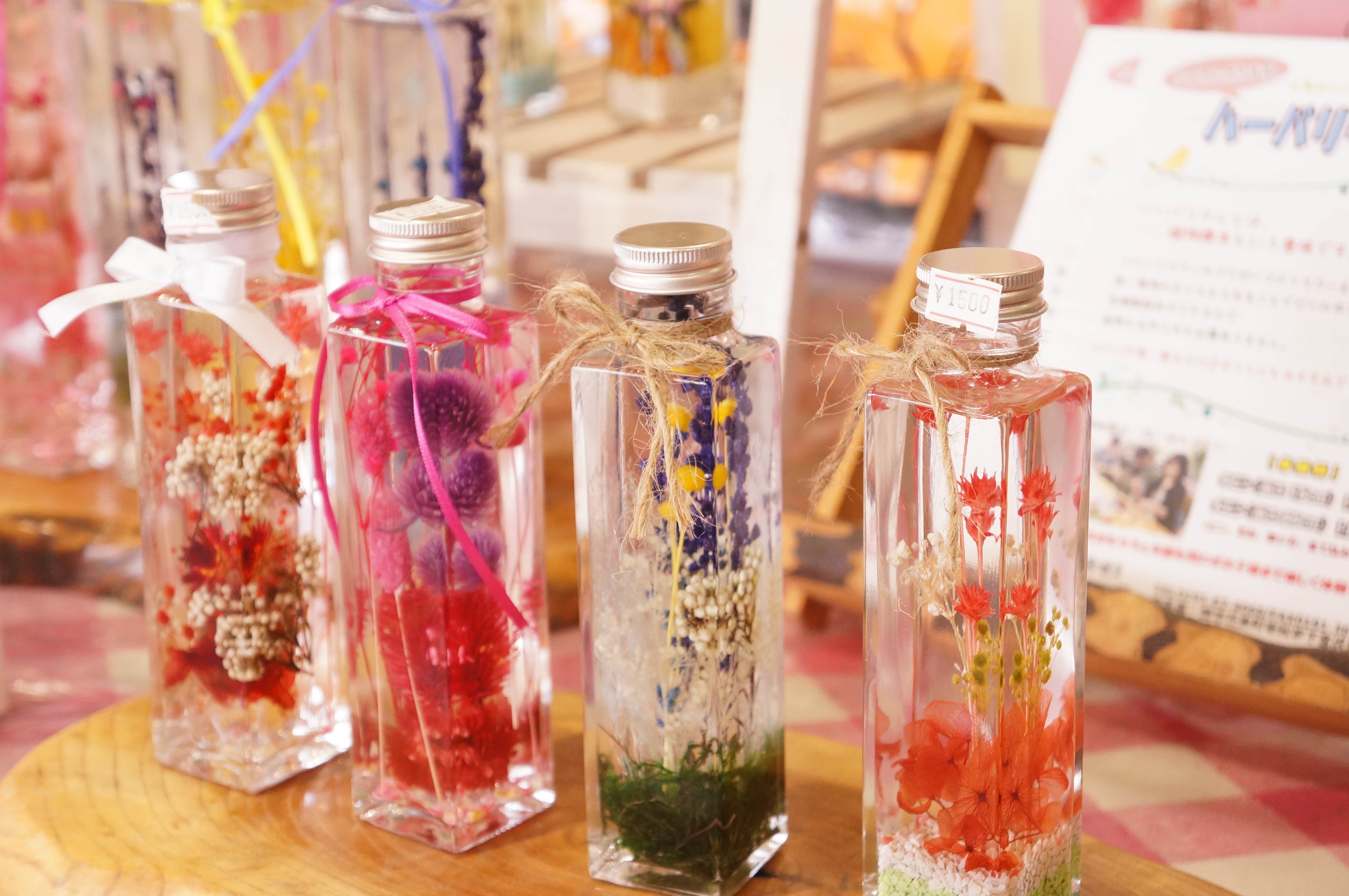 ハーバリウムのイメージ。ビンの中の切り花などはお客様に全てお選びいただきます。