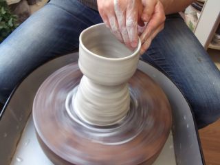 友達やご家族、大切な方との思い出づくりに 『 電動ろくろ 』を体験しませんか。shirakuは自然豊かな芹が谷公園に隣接した工房です。