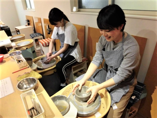 体験時間110分 。初めての方でも講師が丁寧に説明しますので、安心してご参加ください!ぐるぐる回る電動ろくろ、土の感触が気持ちよく、無心になれる体験です。