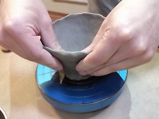 土の感触を味わってくださいね。手つくりの楽しさを感じる 手びねり体験です。