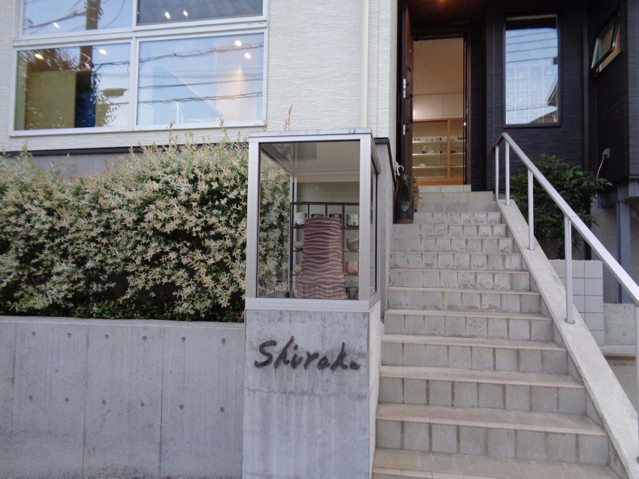 都心、神奈川からのアクセスも良い、東京都町田市。自然豊かな芹が谷公園の隣にshirakuはあります。ぜひ物づくりにいらしてください。