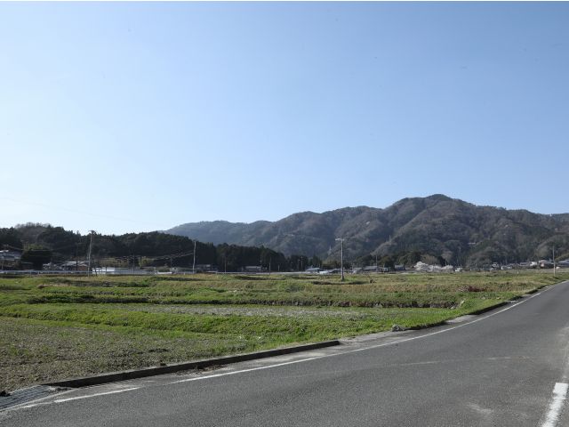 長閑な島ヶ原の風景。醤油蔵から田舎家までご案内します。雨天でなければ島ヶ原の自然を感じながら徒歩で移動します。もちろんお車での移動も可能です。