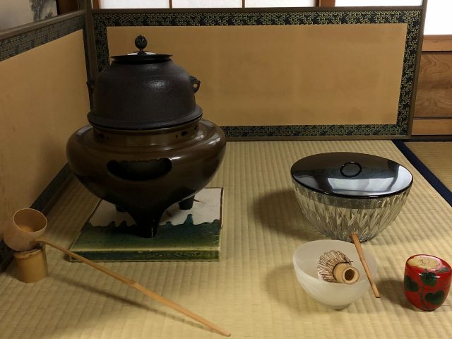 亭主が心を込めてお茶を点てさせていただきます。