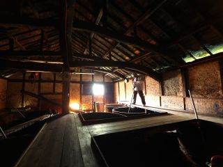 創業当時からの姿を守り続けてきた醤油蔵。明治の時代へタイムスリップしたかのような時間をお楽しみください。