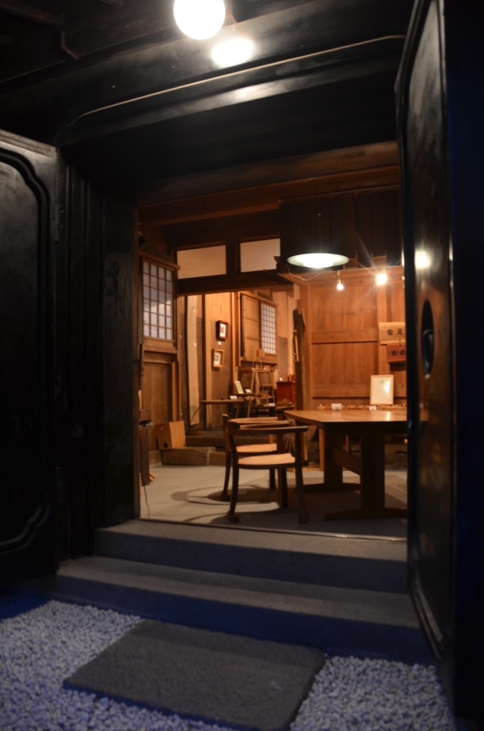 H[ƕ݂̖؂̉ƋM[@Ƌ𒆐SɃNtgi̔Ă܂B