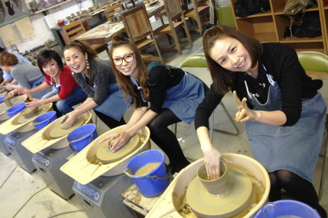 クルクル回る電動ろくろでオリジナルな器を作ってみませんか!