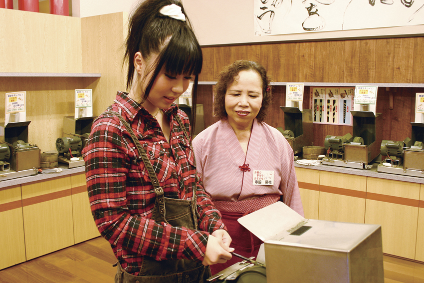 お箸をグラインダーに当てて削ります。