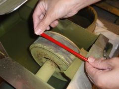 グラインダーにお箸をあてます。