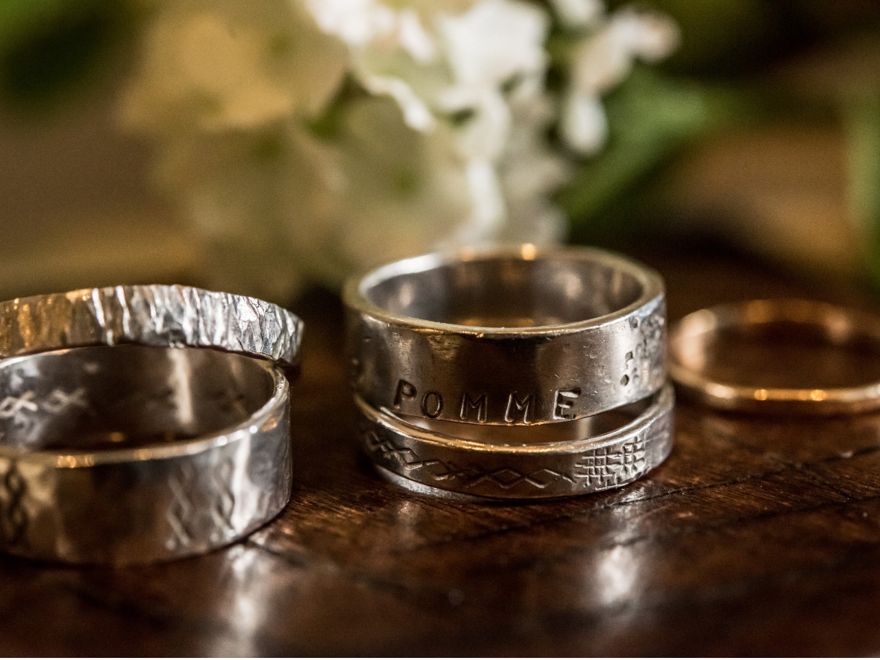 ポコポコ、しゃっしゃっ、などのテクスチャー。アルファベット、数字、ニコちゃんやハートやオーナメントの手打ち刻印