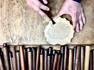 木の色味が生きている温かいお皿。