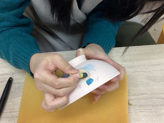 下書きをしたあとクレパスで色をぬっていきます