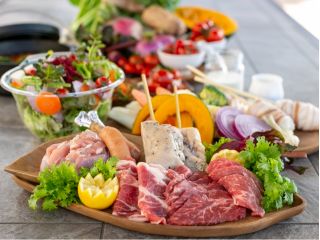 地元産を中心としたお肉 (牛肉,スペアリブ,骨付き鶏もも肉,骨付きソーセージ) ・肉巻きおにぎり ・58ロハスファームで採れた季節の旬のお野菜 ・ドリンク付