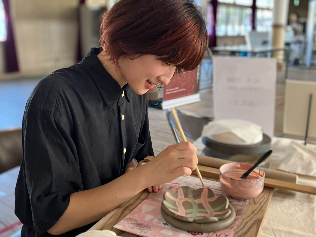 �ԁE�E���Ȃ�6�F�̐F���ϓy����I��Ŗ͗l��`���܂��B��i�̓X�^�b�t�����J�ɏĐ����A��������i�����ʓr�j�B���̎v���o�����������̊�Ƃ��Ď茳�ɓ͂��܂��B