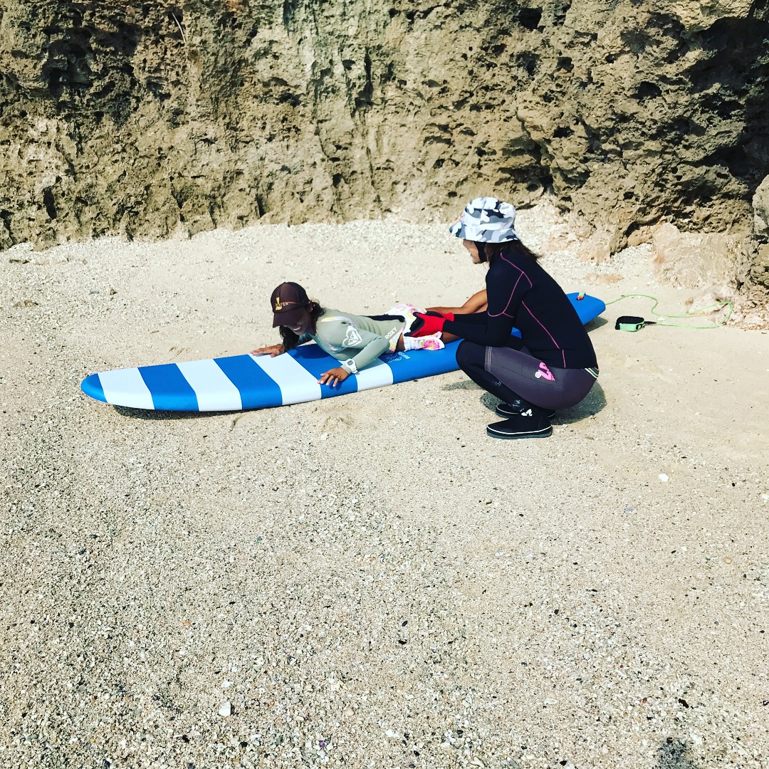 こんな風にまずは陸でレクチャー!!優しく丁寧に指導します☆
陸で出来るようになったら早速海に入りましょう!!!