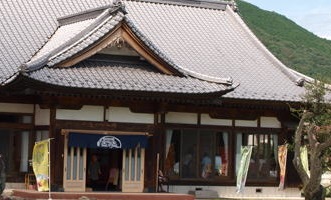 古民家風の佇まい。まるでおばあちゃんちに遊びに来たかのような感覚になります♪