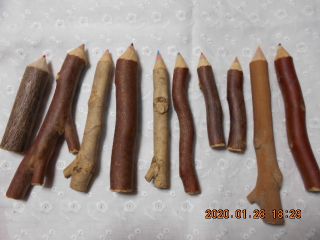 果樹園の自然の木の枝を使って、鉛筆や色鉛筆やボールペンを作ります。1時間で何本も作れます。