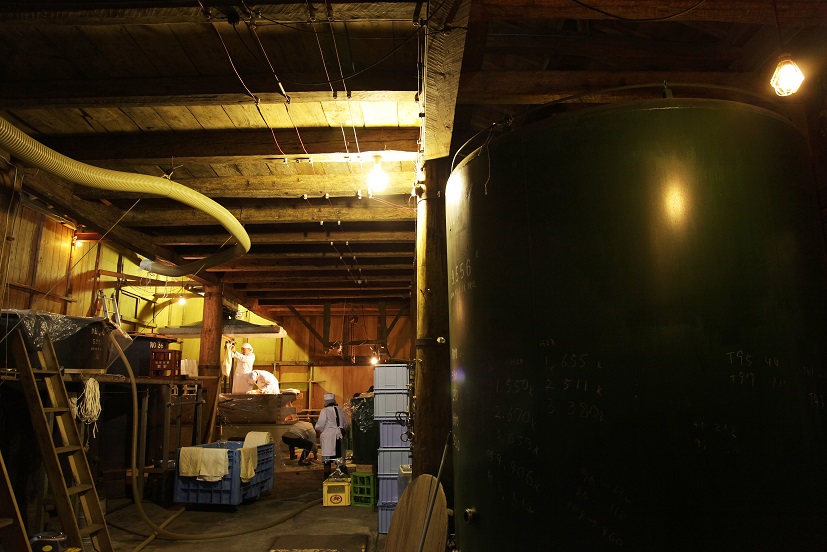 日本酒本来の味をお客様に味わってもらいたい。その想いから直販にこだわり、原酒造りの伝統を守り続け、こだわりの製法で生まれた日本酒を蔵元自身の手でお客様届けたい。