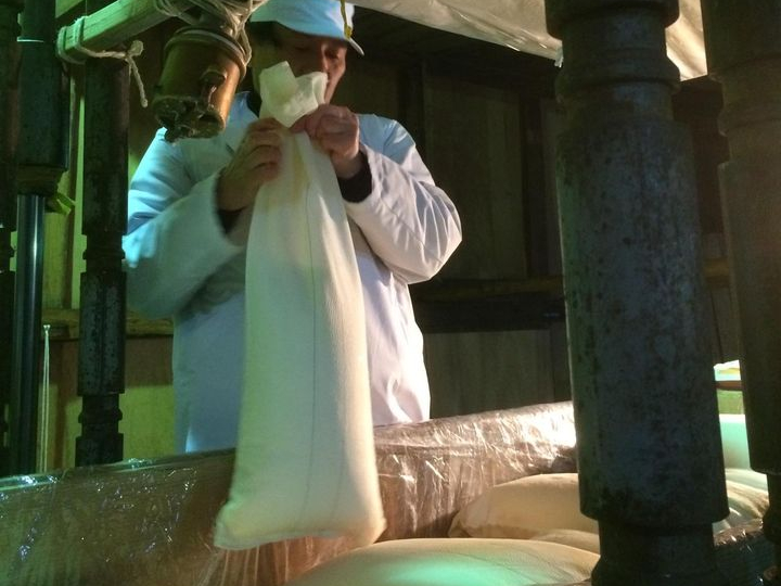 佐瀬式は「もろみ」をひとつひとつ人の手で袋詰めし、丹念に積み重ね、上からゆっくりと圧をかけて搾っていく技法。1回の量が少ないため何度も丁寧に繰り返していく。