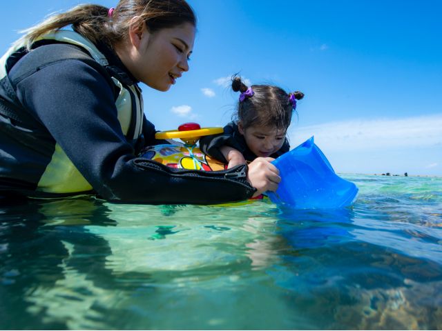 マスクをつけずに箱メガネ越しで海中を楽しめる♪
