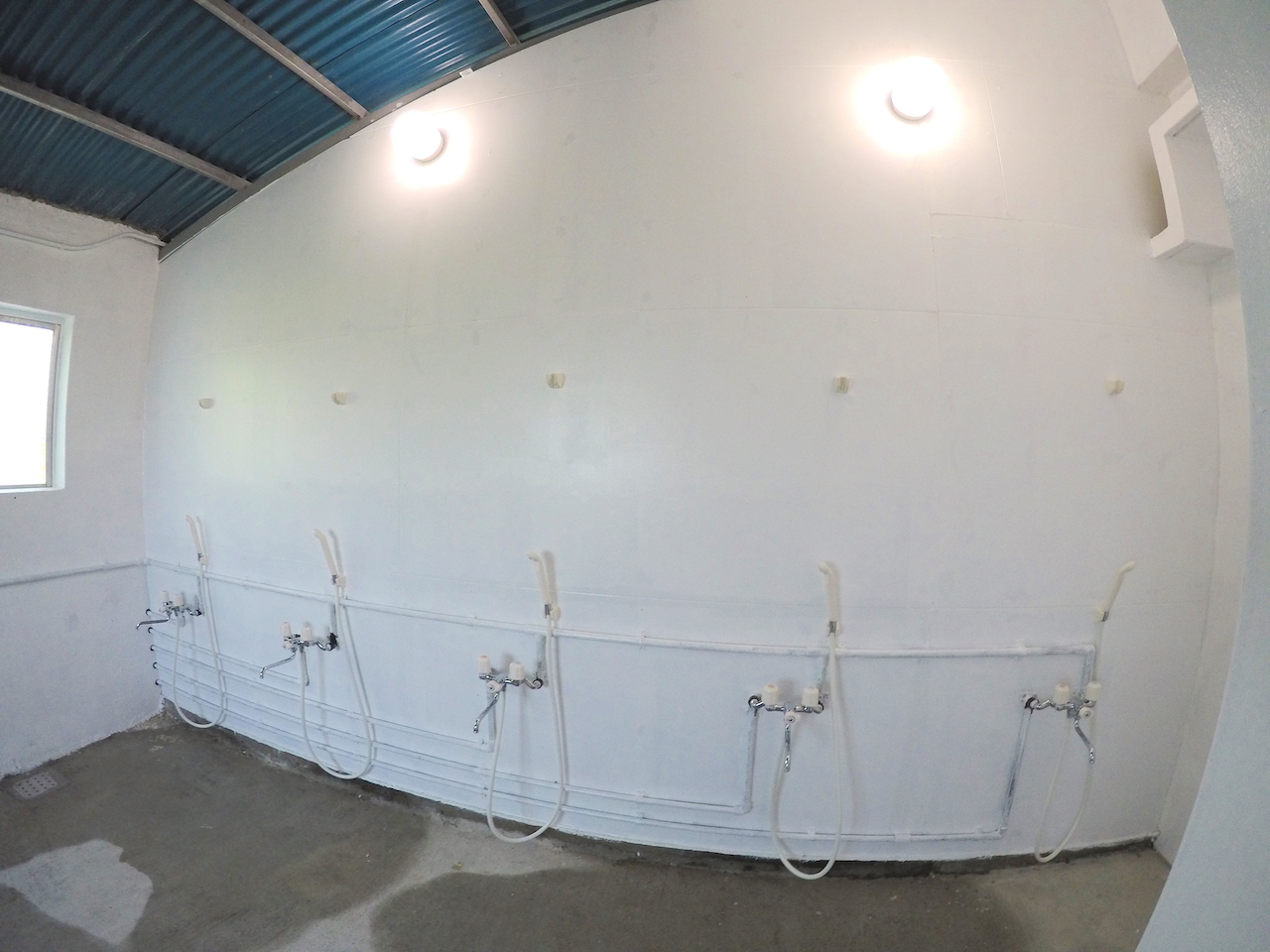 男女別シャワールーム、トイレを完備しています!