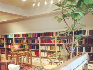 さまざまな色に囲まれた心地よい空間で、ゆったりと織りの時間をお楽しみ下さい。