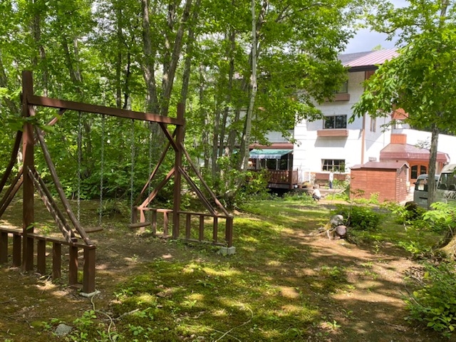 自然の雰囲気でゆったりとしたブランコ。リラックスできます。