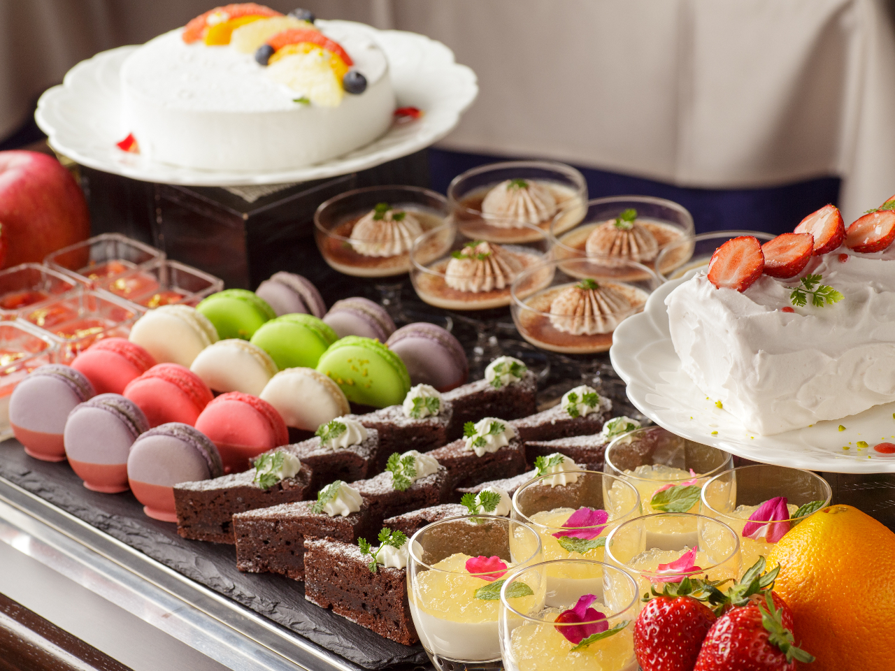 パティシエ特製デザートはワゴンサービスで。お好きなスイーツをお楽しみください。