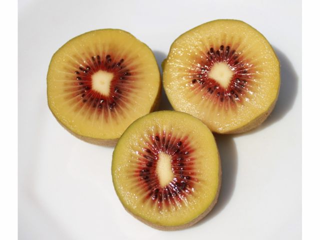 レインボーレッドは、黄緑色の果肉の中に赤い色素が入るキウイです。 酸味が少なく甘いのが特徴です。