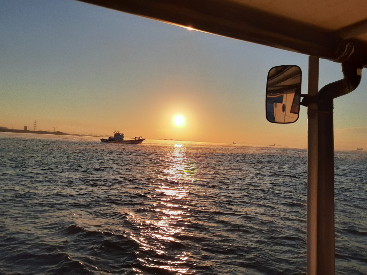 朝日と共に出航中!景色は最高です。