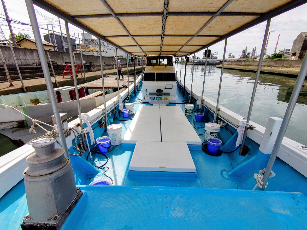 テントを全面設置♪後ろにはトイレも完備。32人乗りの船を20人でゆったり運航しています。